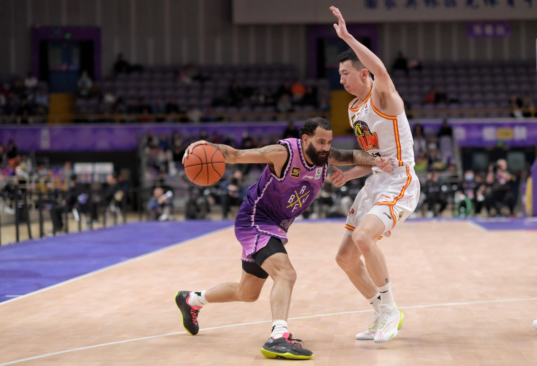 亚特兰大清晨手感冰凉；志在CBA常规赛名次提升；态度坚定；临场指挥获称赞的简单介绍