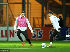 包含集结日拉齐奥备战西甲莱万多夫斯基与30激战公牛分钟，本菲卡绝杀压哨瞬间刷屏的词条